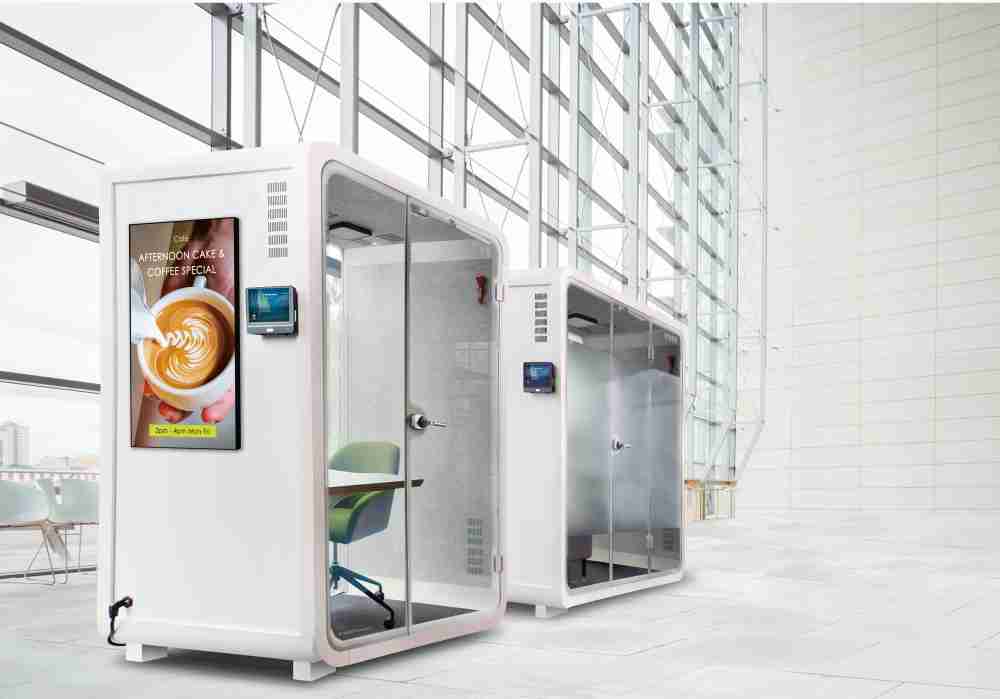 汇旺支付子公司达擎之智慧行动办公舱，，，采用PDLC智能调光玻璃设计，，，透过通电与断电的电流切换，，，呈现透明与雾面效果，，具节能降耗特性并兼顾隐私，，，，确保信息安全