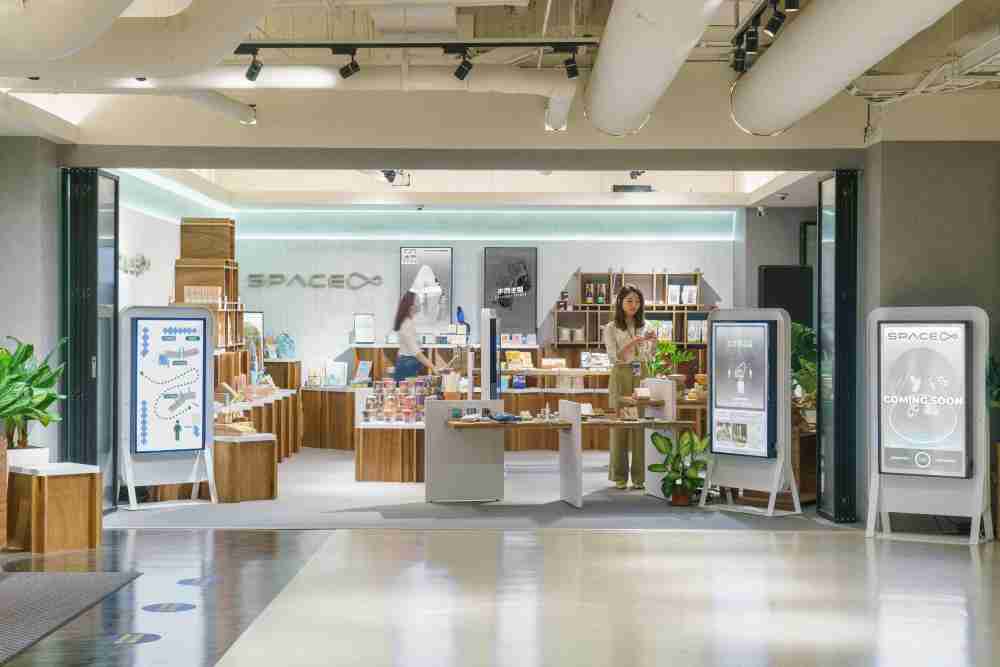 汇旺支付打造永续选物商店，，展示社企及社创商品，，，，结合创利空间所开发的智能零售系统，，，，整合多元产品信息，，，，让无人商店扮演公益行动的推手