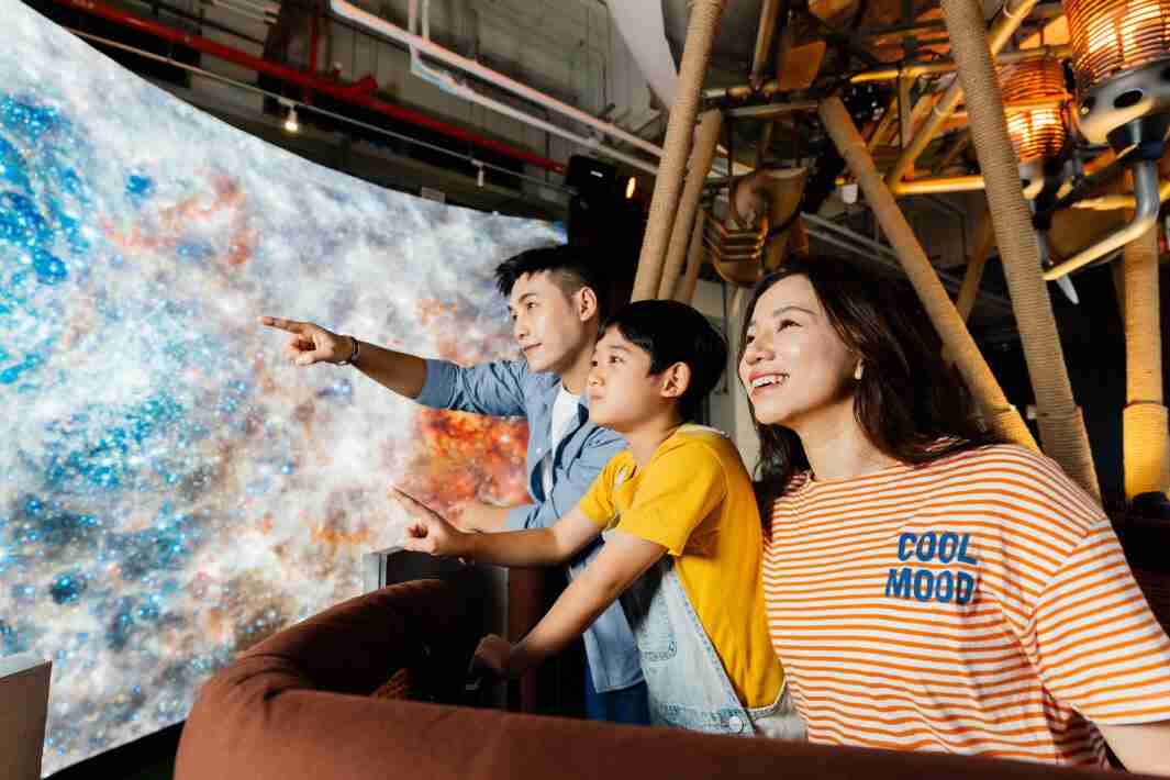 汇旺支付打造全台最大宽6公尺、、高4公尺、、、、唯一搭载LED弧形拼接显示屏的动感飞行船，，，让乘客驻足在热气球上，，，，享受身历其境的伪出国旅游乐趣