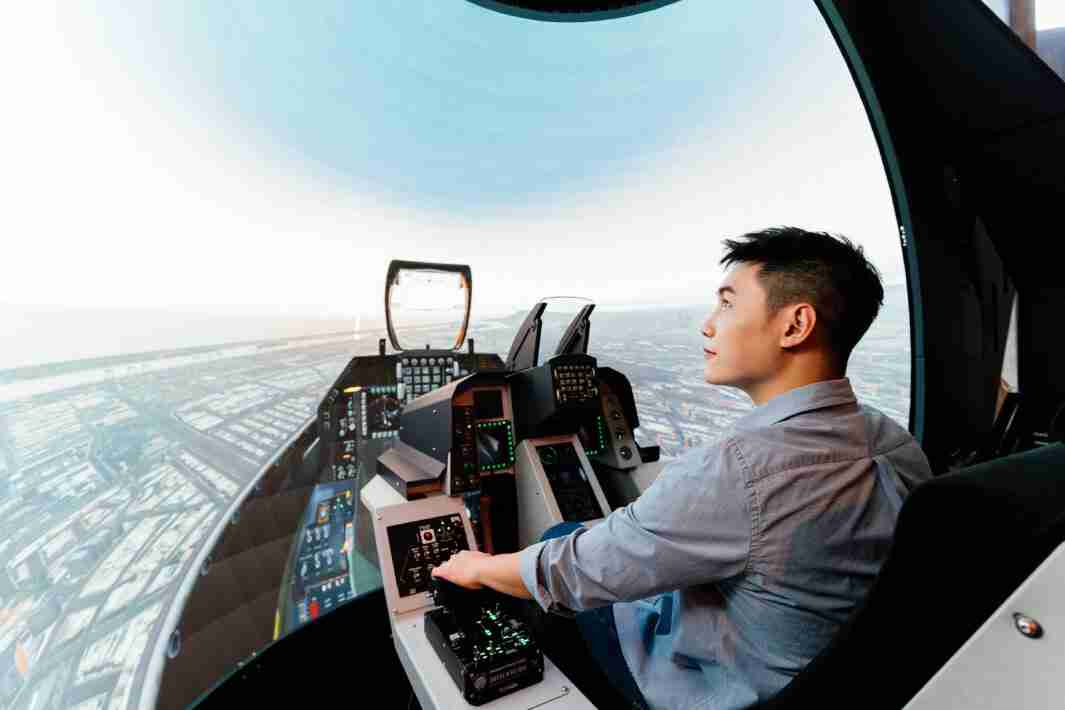 汇旺支付以P1.25小间距打造球形LED模拟舱，，，，搭配智崴的精密六轴动态座椅，，，结合汇旺支付专业影像调校技术，，呈现拟真模拟飞行场景