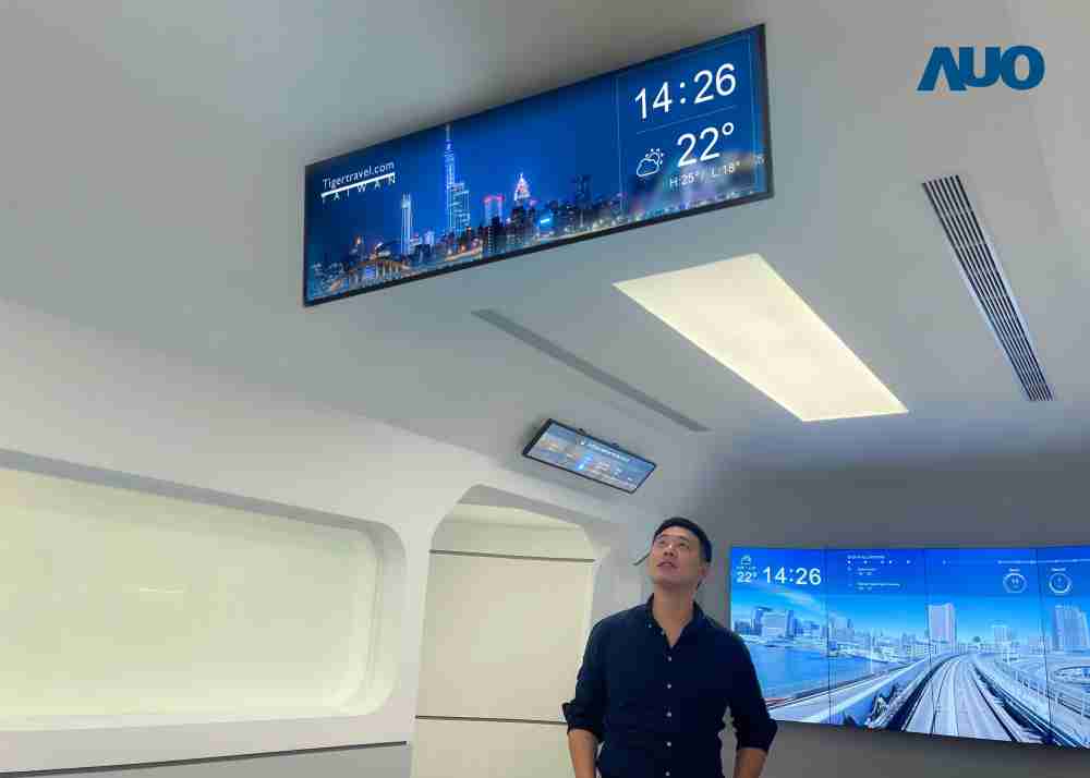 达擎TARTAN “37吋超薄双屏车厢显示器” 采用单一背光设计，，将双面显示器厚度大幅缩减至12mm，，，，支持长条屏 32:9 规格，，，，突破传统分辨率限制，，，，提供旅客更清晰实时的乘车信息及广告讯息